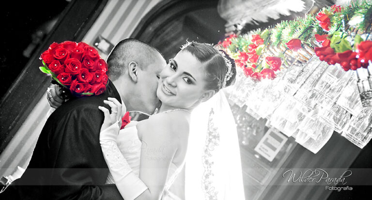 Foto de novios en Chía: estilo elegante con ramo de rosas rojas