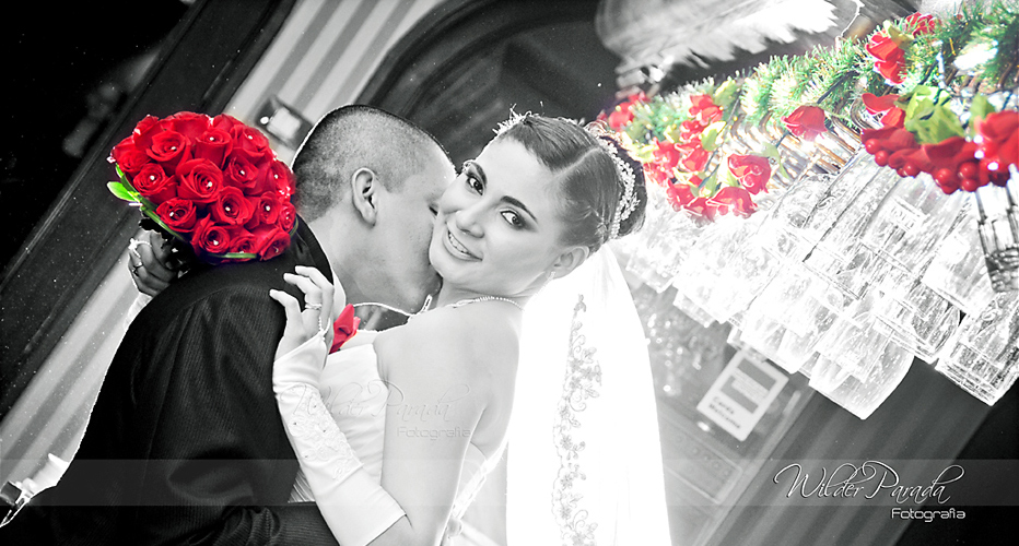 Foto de novios en Chía: estilo elegante con ramo de rosas rojas