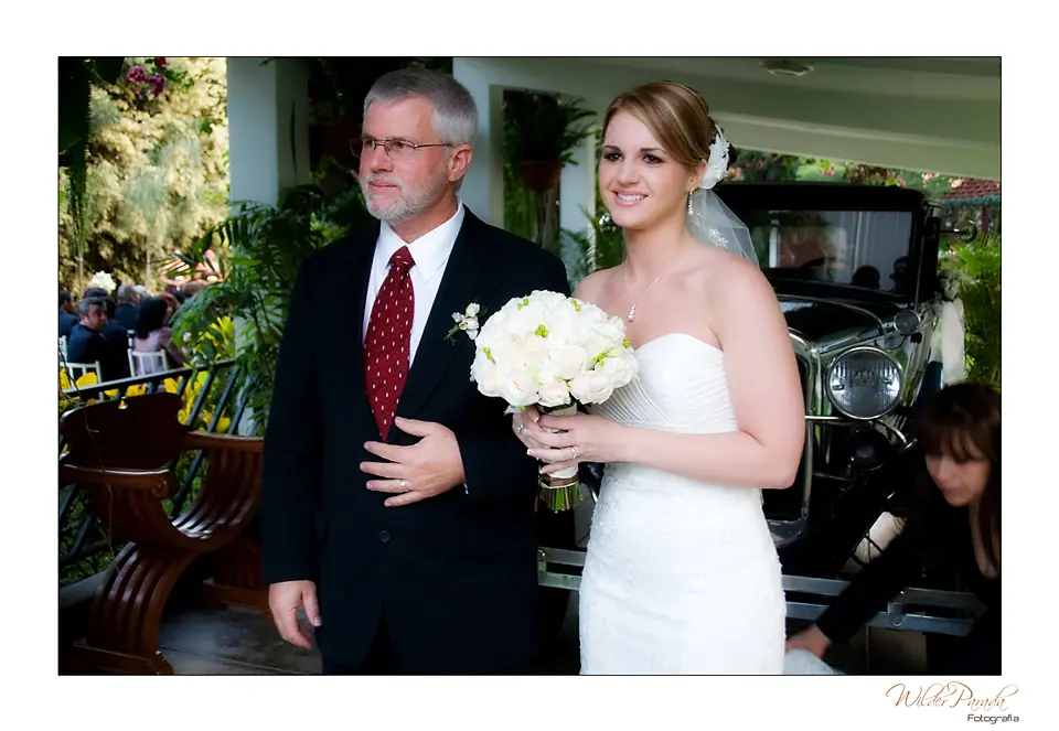 Fotografía de matrimonio en Chía mostrando el emotivo momento del padre acompañando a la novia hacia el altar en una hacienda campestre.