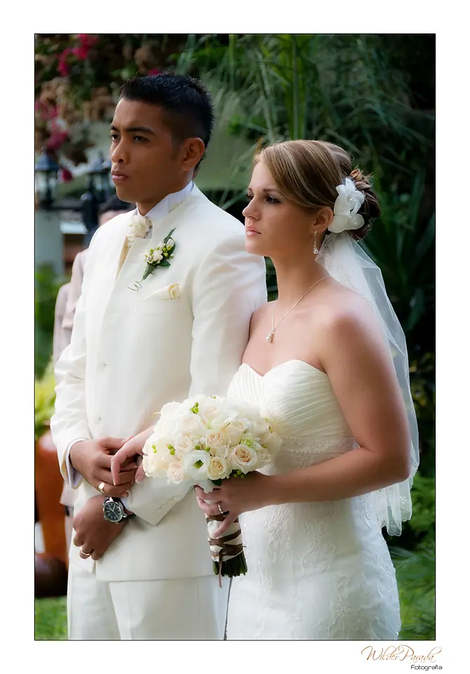 Fotografía editorial de perfil de una pareja durante su boda campestre rodeados de naturaleza en Chía.