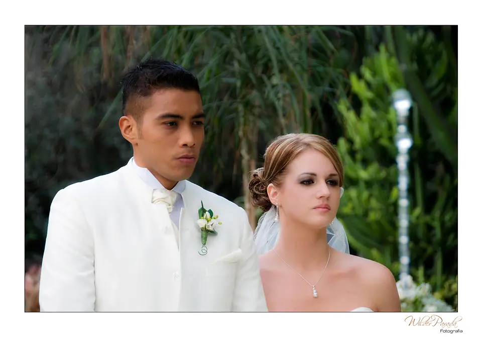 Pareja de recién casados capturados en un momento de solemnidad durante su matrimonio en una hacienda de Cundinamarca.